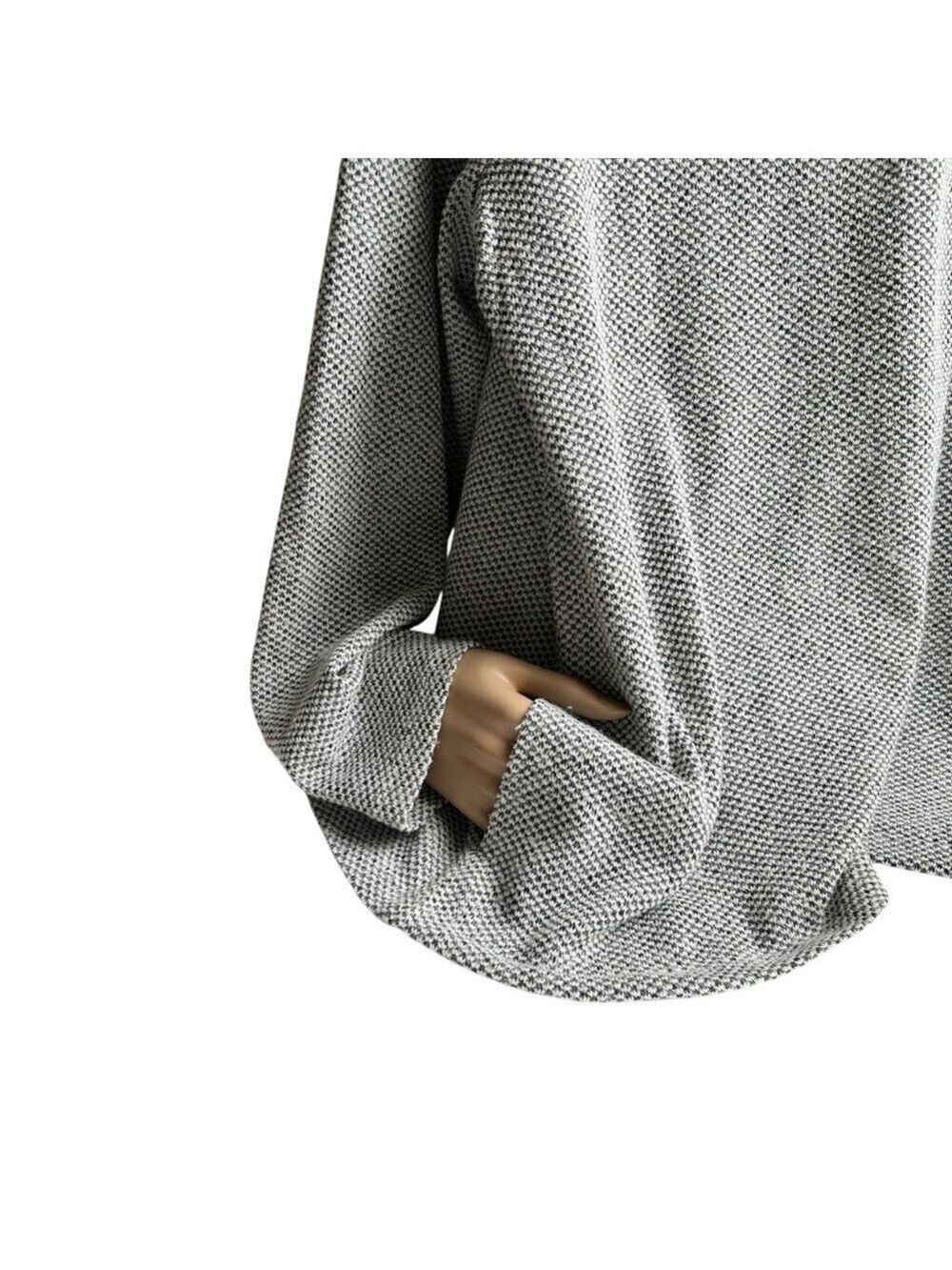 Chico's 3/4 Sleeve V Neck Poly Blend Top with Pockets